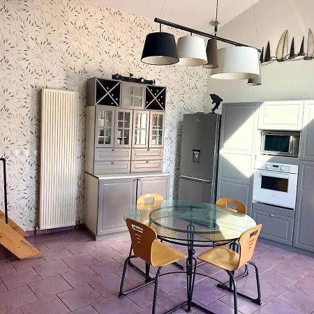 Charmante Maison En Pierre Dorée, Avec Vue Sur Les Collines