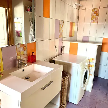Charmante Maison En Pierre Dorée, Avec Vue Sur Les Collines